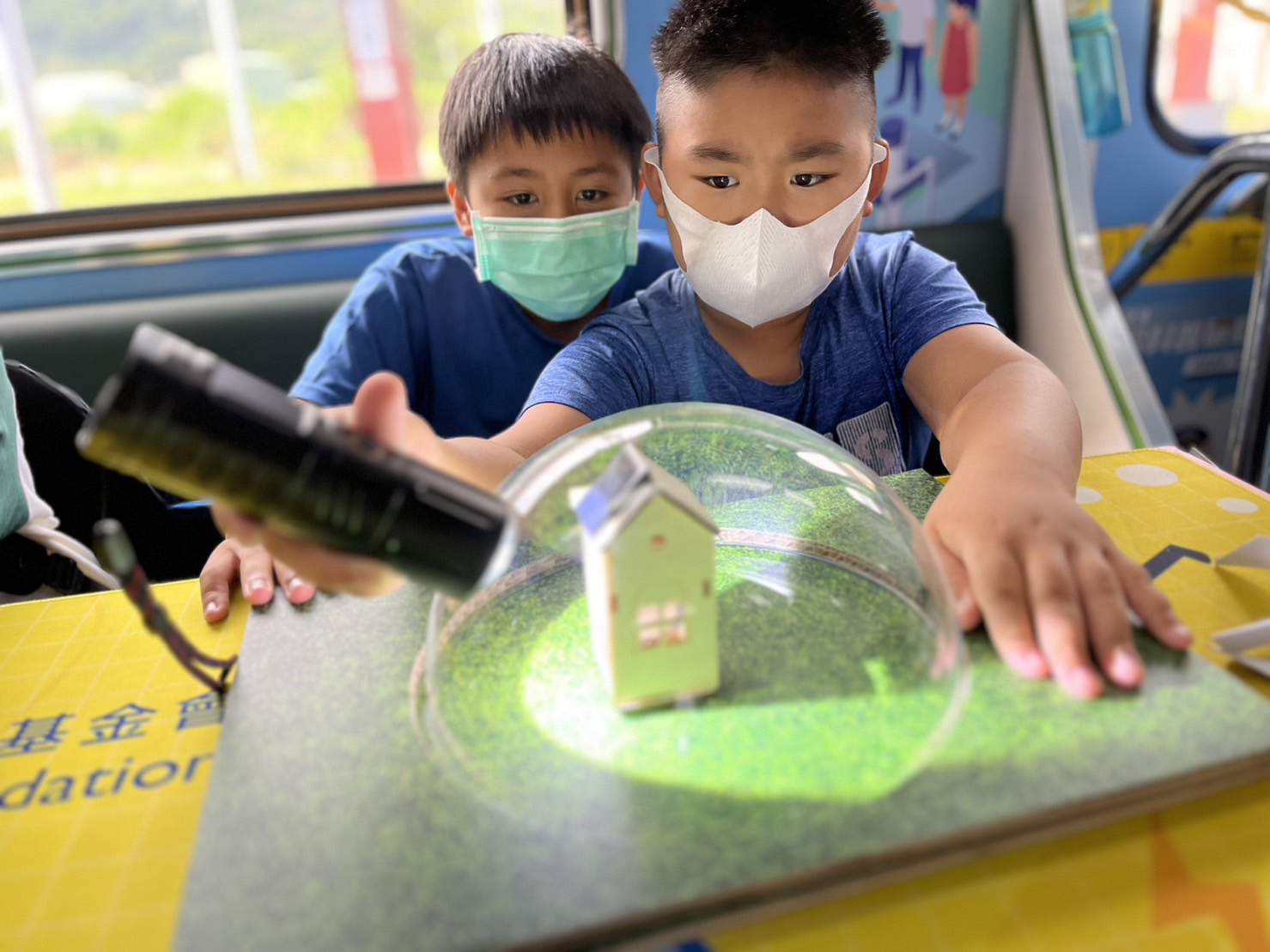 恒峰G22參與基礎科學主題車廂，以STEAM教學精神，設計「逐日科學家」、「太陽能工程師」以及「淨零建築師」三大能源科普課程和實驗